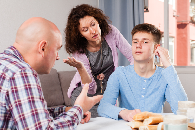 COMUNICACIÓN ENTRE PADRES E HIJOS: CONSTRUIR PUENTES DE DIÁLOGO